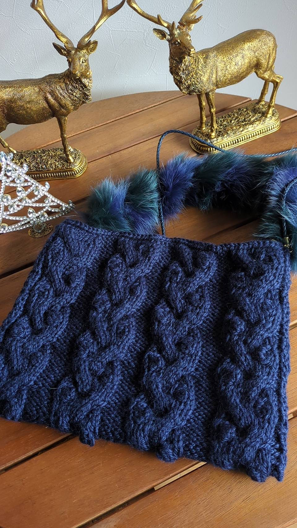 新入荷！1点もの！送料無料！『リアルフォックスファーの付いた　ウール100％の暖か手編みバッグ　紺色』