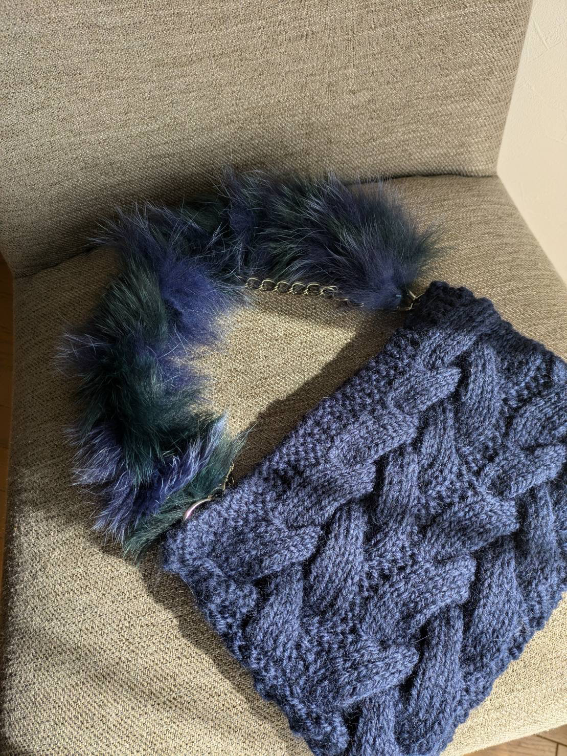 新入荷！1点もの！送料無料！『リアルフォックスファーの付いた　ウール100％の暖か手編みバッグ　紺色』