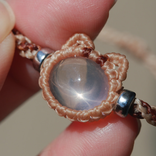 スターローズクォーツの茶トラ猫ちゃんブレスレット * マクラメ編み