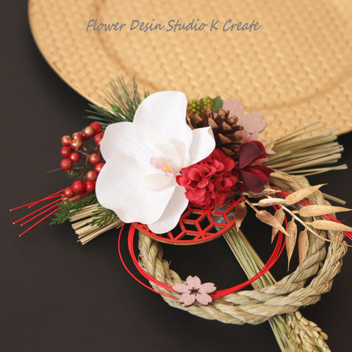 お花畑の上を鶴が舞っているプルモサムとケイトウのお正月しめ縄 お花畑の上を鶴が舞っているプルモサムとケイトウのお正月しめ縄