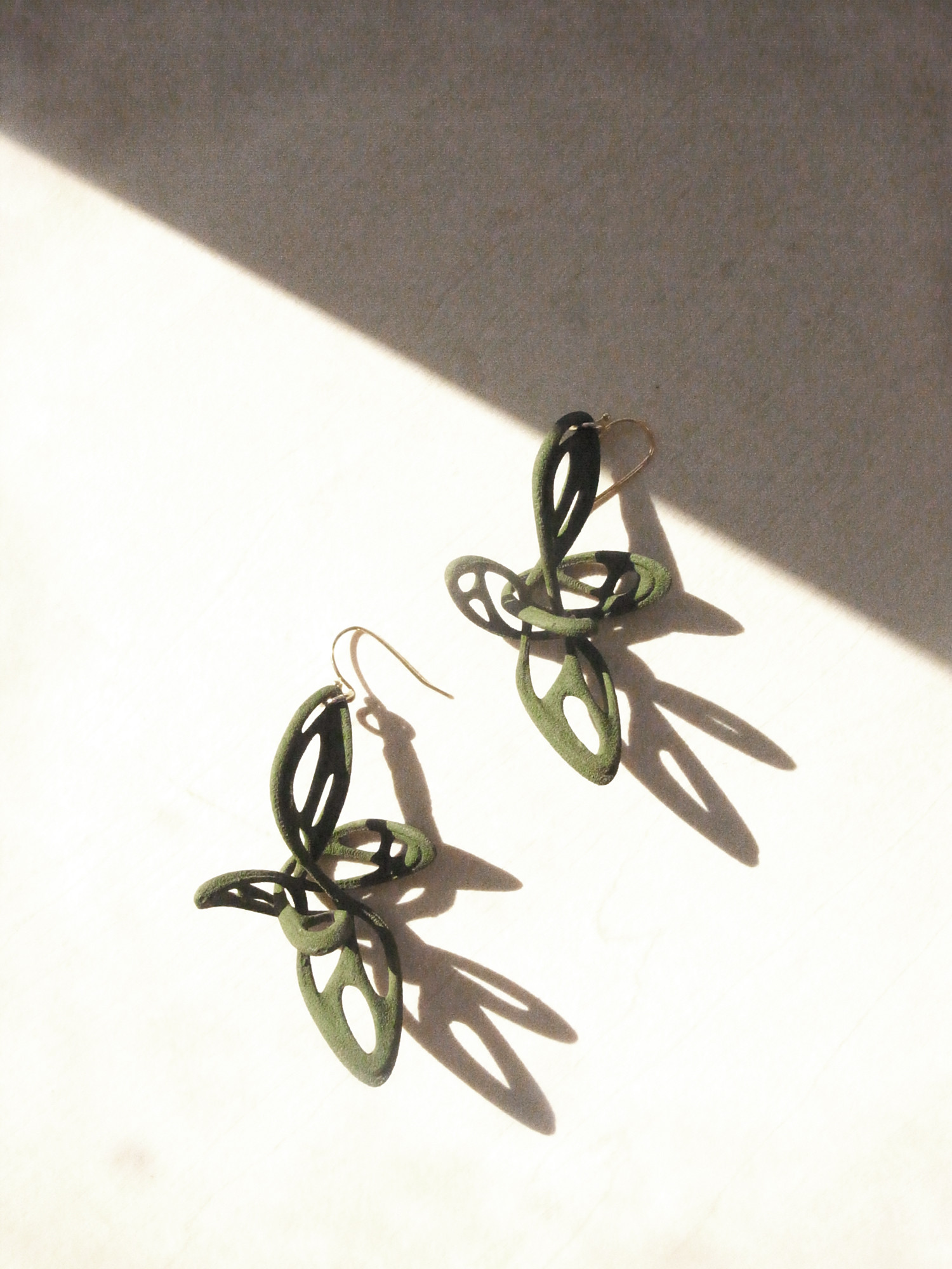 Dancing Butterfly ダンシングバタフライ　ピアス　カーキ