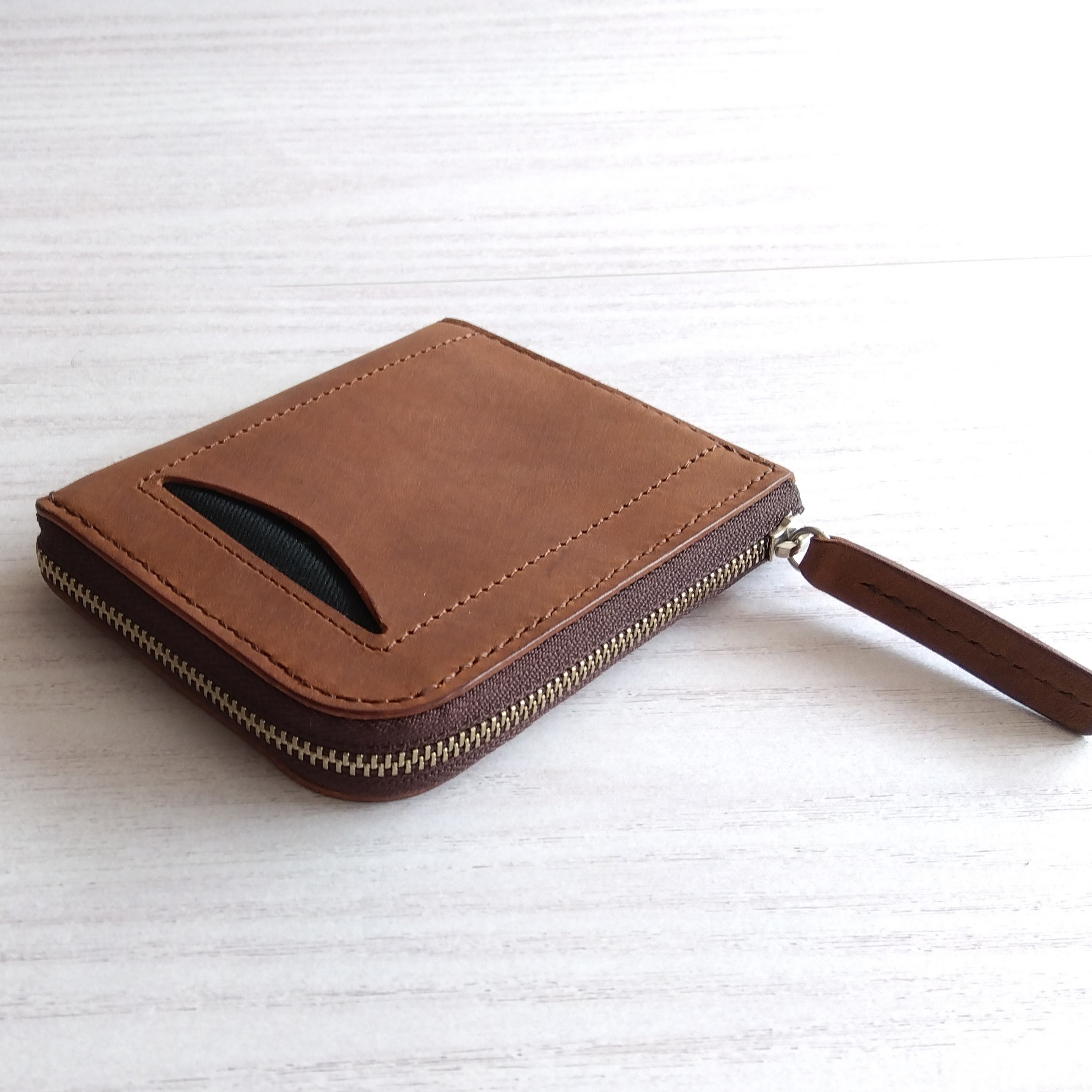 本革L字ファスナーハーフウォレット　ブラウン　外側カードスロット