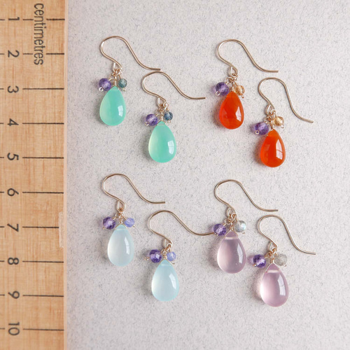 No.1028-E　天然石カルセドニー☆ミニ☆ピアス・イヤリング 選べる4色 カルセドニーと小粒天然石のマルチカラーピアス