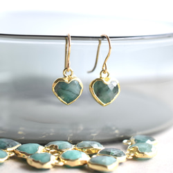 5月誕生石【限定数のみ・イヤリング変更可】モスグリーン♪　ハート　エメラルド　フレーム　サージカルステンレスフックピアス 2枚目の画像