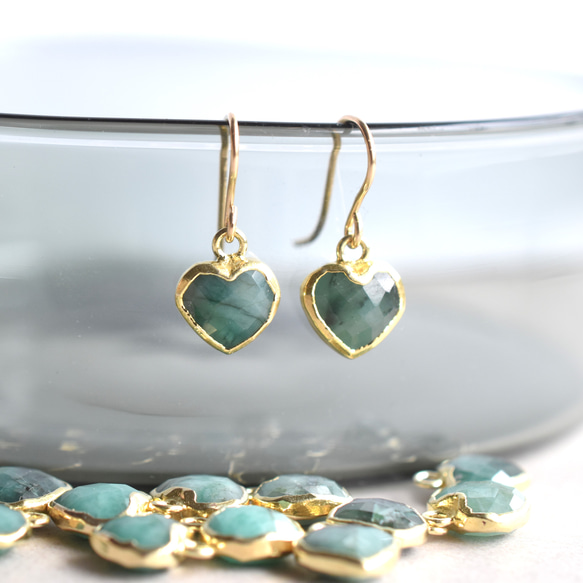5月誕生石【限定数のみ・イヤリング変更可】モスグリーン♪　ハート　エメラルド　フレーム　サージカルステンレスフックピアス 2枚目の画像