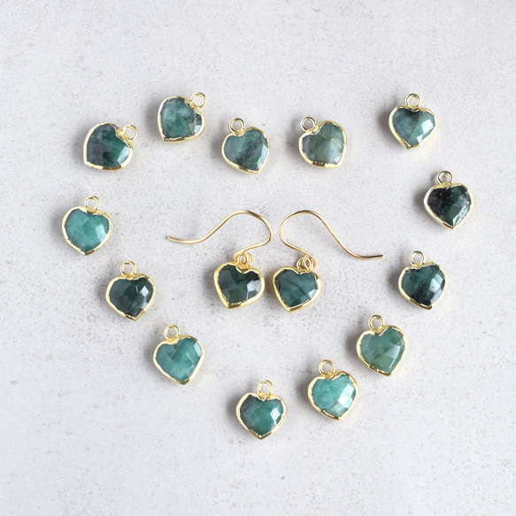 5月誕生石【限定数のみ・イヤリング変更可】モスグリーン♪　ハート　エメラルド　フレーム　サージカルステンレスフックピアス 1枚目の画像