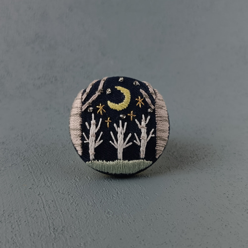 星月夜と白樺の森刺繍ブローチ ブローチ かなちゃん手刺繍工房 通販