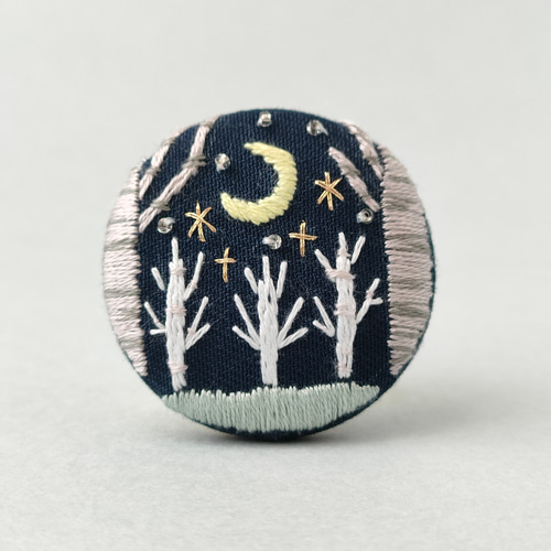 星月夜と白樺の森刺繍ブローチ ブローチ かなちゃん手刺繍工房 通販