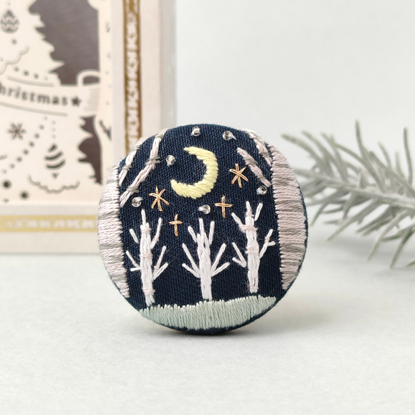 星月夜の白樺の森刺繍ブローチ ブローチ かなちゃん手刺繍工房