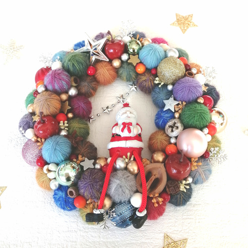 カラフルでにっこり☆毛糸玉のクリスマスリース〜プレゼントを