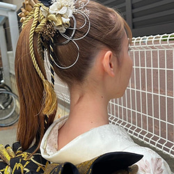 つまみ細工　ブラック×ゴールド　成人式振袖髪飾り　成人式　髪飾り　ポニー　オシャレ　紐　和紐　黒　金 2枚目の画像