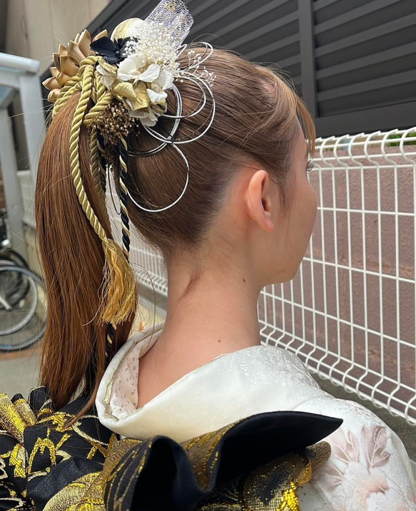 つまみ細工　ブラック×ゴールド　成人式振袖髪飾り　成人式　髪飾り　ポニー　オシャレ　紐　和紐　黒　金 2枚目の画像