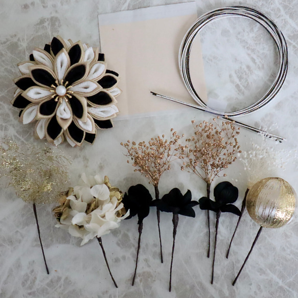 つまみ細工　ブラック×ゴールド　成人式振袖髪飾り　成人式　髪飾り　ポニー　オシャレ　紐　和紐　黒　金 9枚目の画像