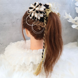 つまみ細工　ブラック×ゴールド　成人式振袖髪飾り　成人式　髪飾り　ポニー　オシャレ　紐　和紐　黒　金 4枚目の画像