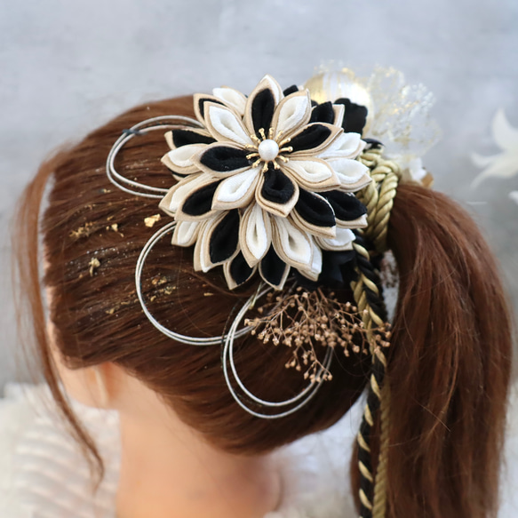 つまみ細工　ブラック×ゴールド　成人式振袖髪飾り　成人式　髪飾り　ポニー　オシャレ　紐　和紐　黒　金 7枚目の画像