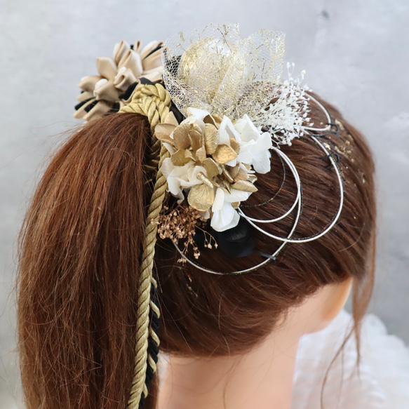 つまみ細工　ブラック×ゴールド　成人式振袖髪飾り　成人式　髪飾り　ポニー　オシャレ　紐　和紐　黒　金 6枚目の画像