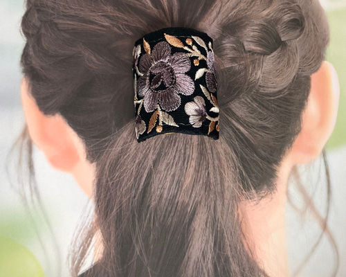 ꕤインド刺繍リボン　ポニーフック　ヘアカフ　ブラック　いちご柄ꕤ ꕤインド刺繍リボン ポニーフック ヘアカフ ブラック いちご柄ꕤ