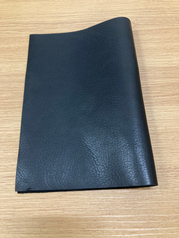 オイルタッチ国産牛革・黒　A4サイズ　レザー　本革　ハンドメイド素材 2枚目の画像
