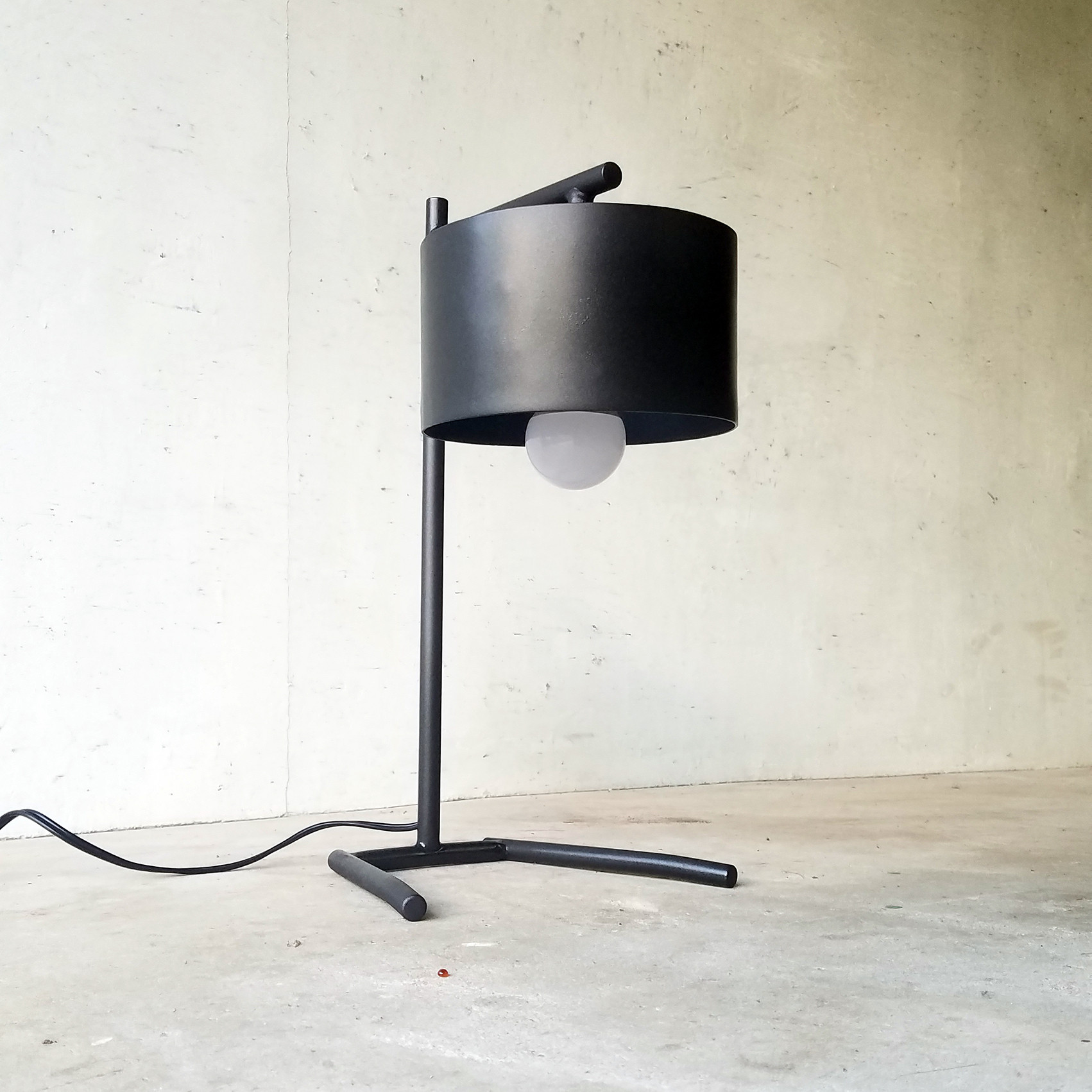 アイアン【鉄】のLEDデスクランプS・スリムなテーブルランプ