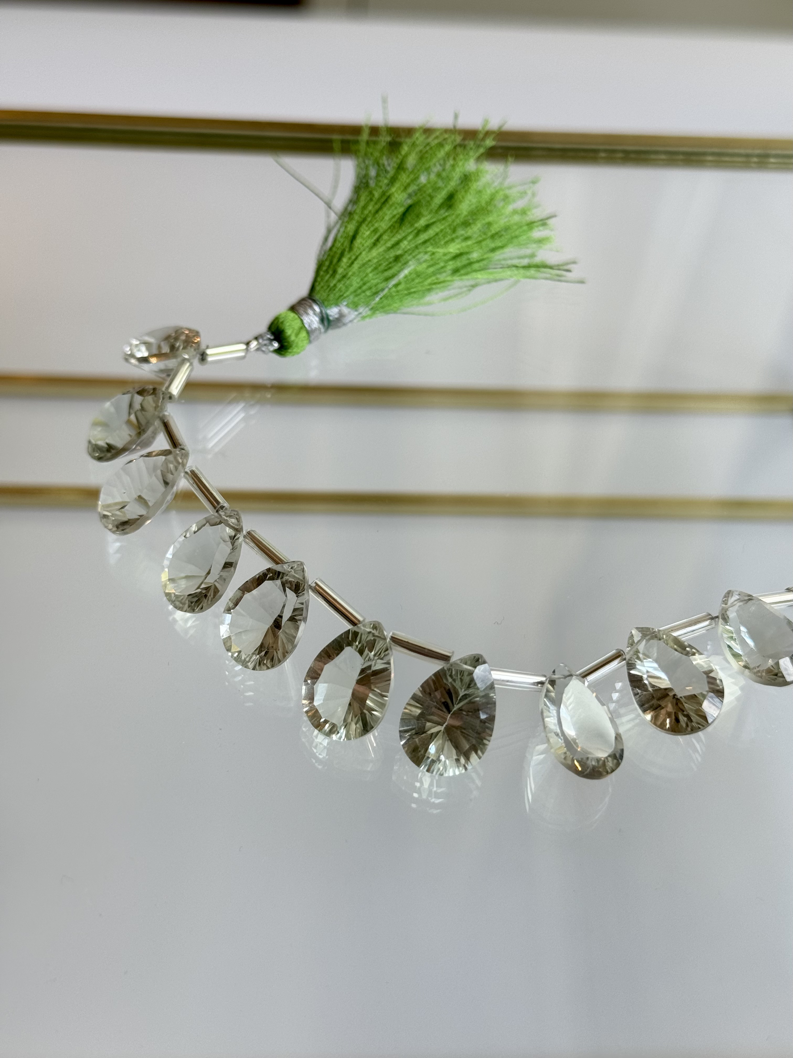 グリーンアメジスト　ペアシェイプ コンケーブカット