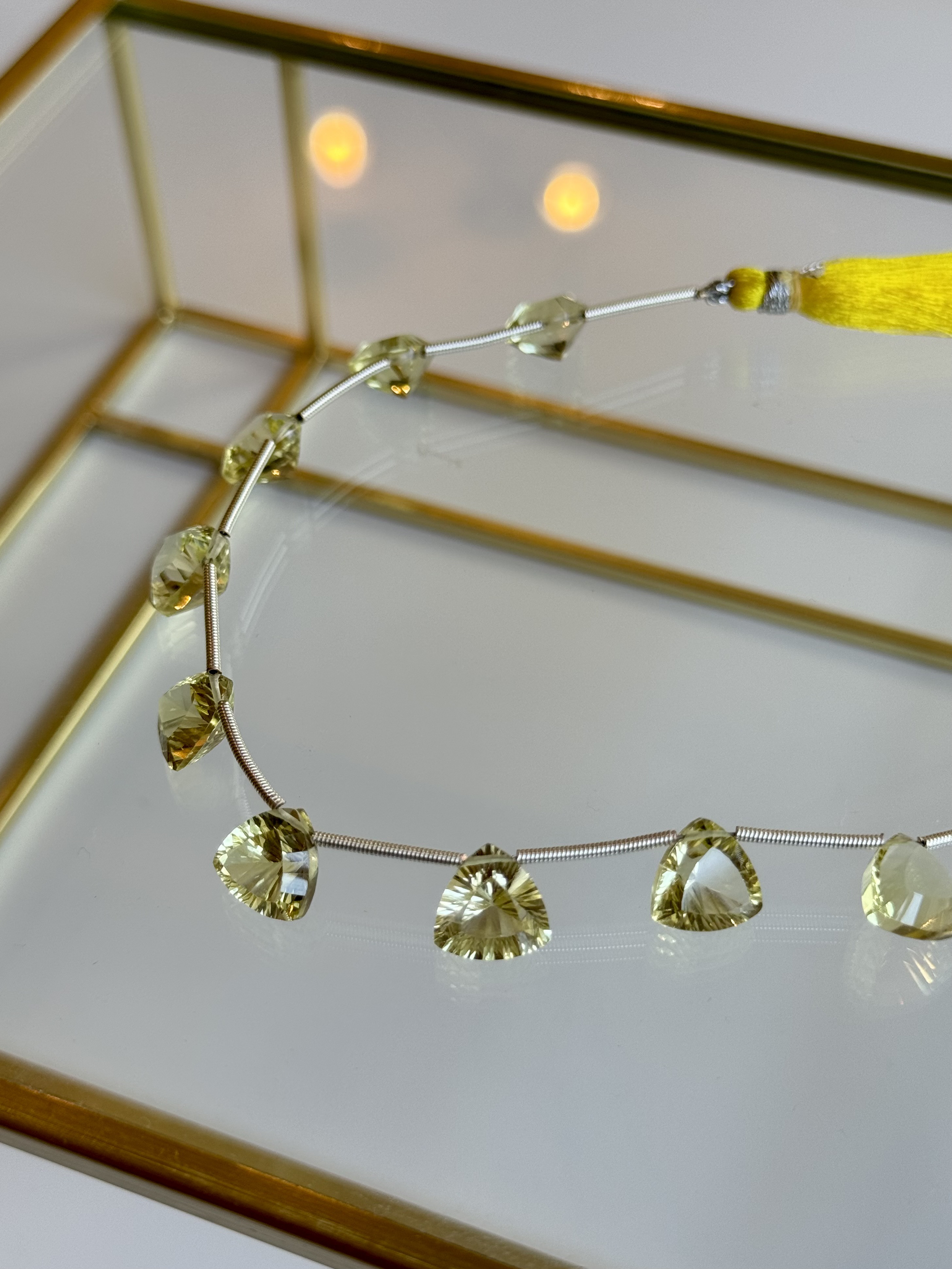 ブラジル産レモンクォーツ　トライアングル コンケーブカット