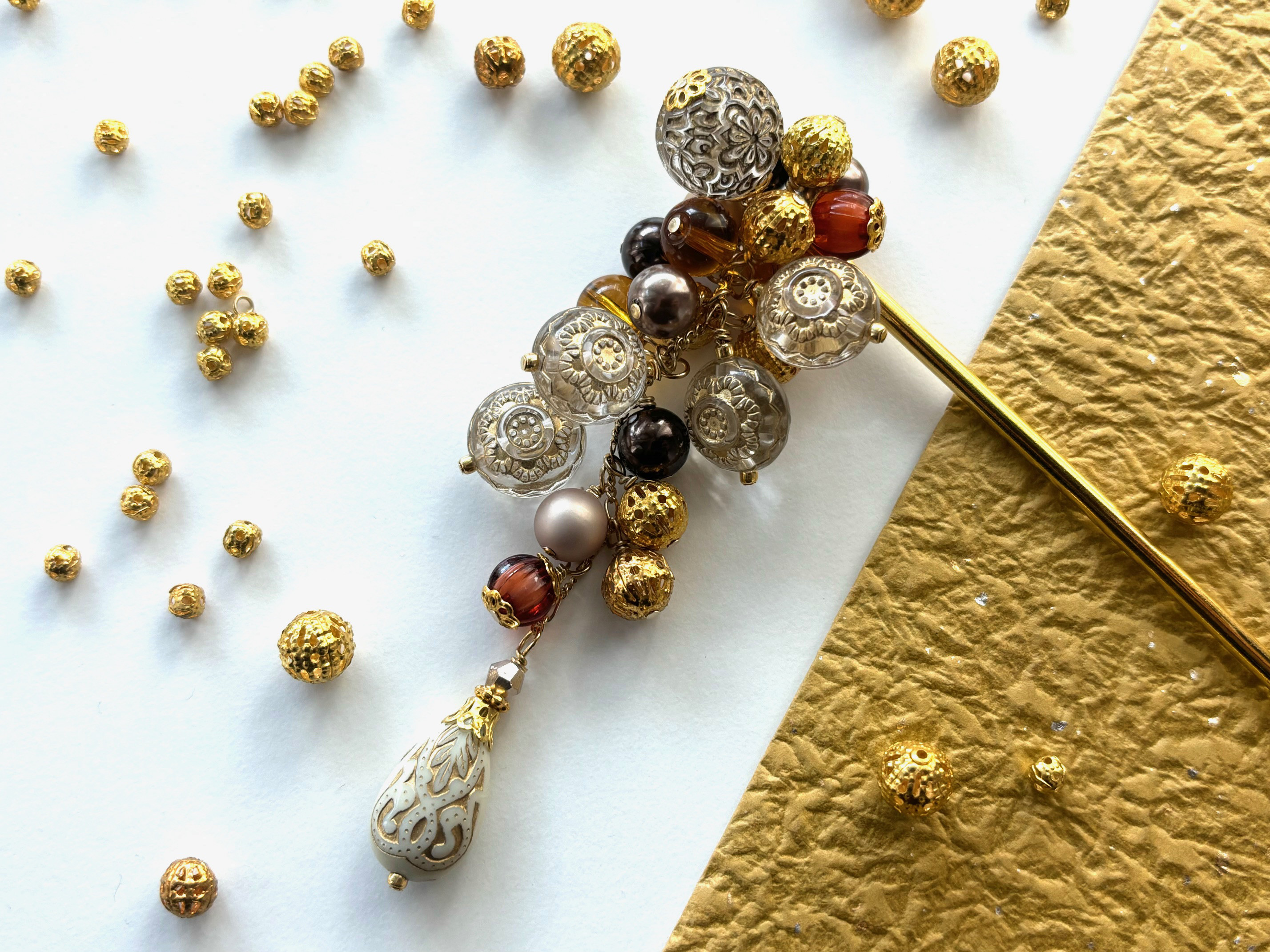 かんざし　クリスマスオーナメントの様なヴィンテージ風ゴールドビーズの鈴生り簪　一本挿し　一本簪　茶色　ブラウン