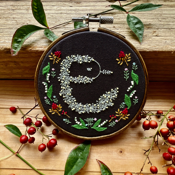お気に入り 草花刺繍 刺繍ファブリクパネル 干支 巳年 直径10cm 壁 新春 / 正月