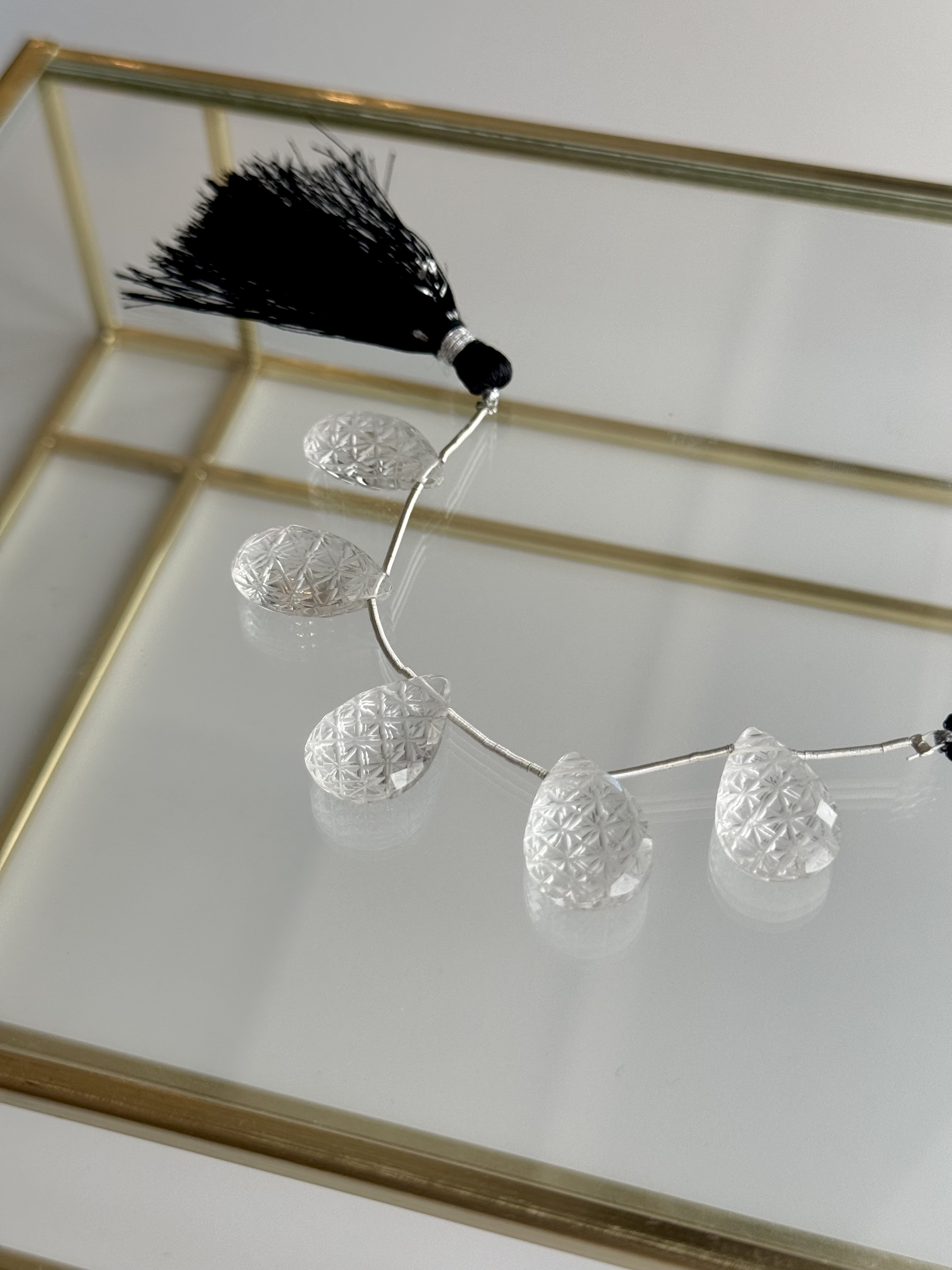 ブラジル産クリスタル　彫刻入りペアシェイプカット