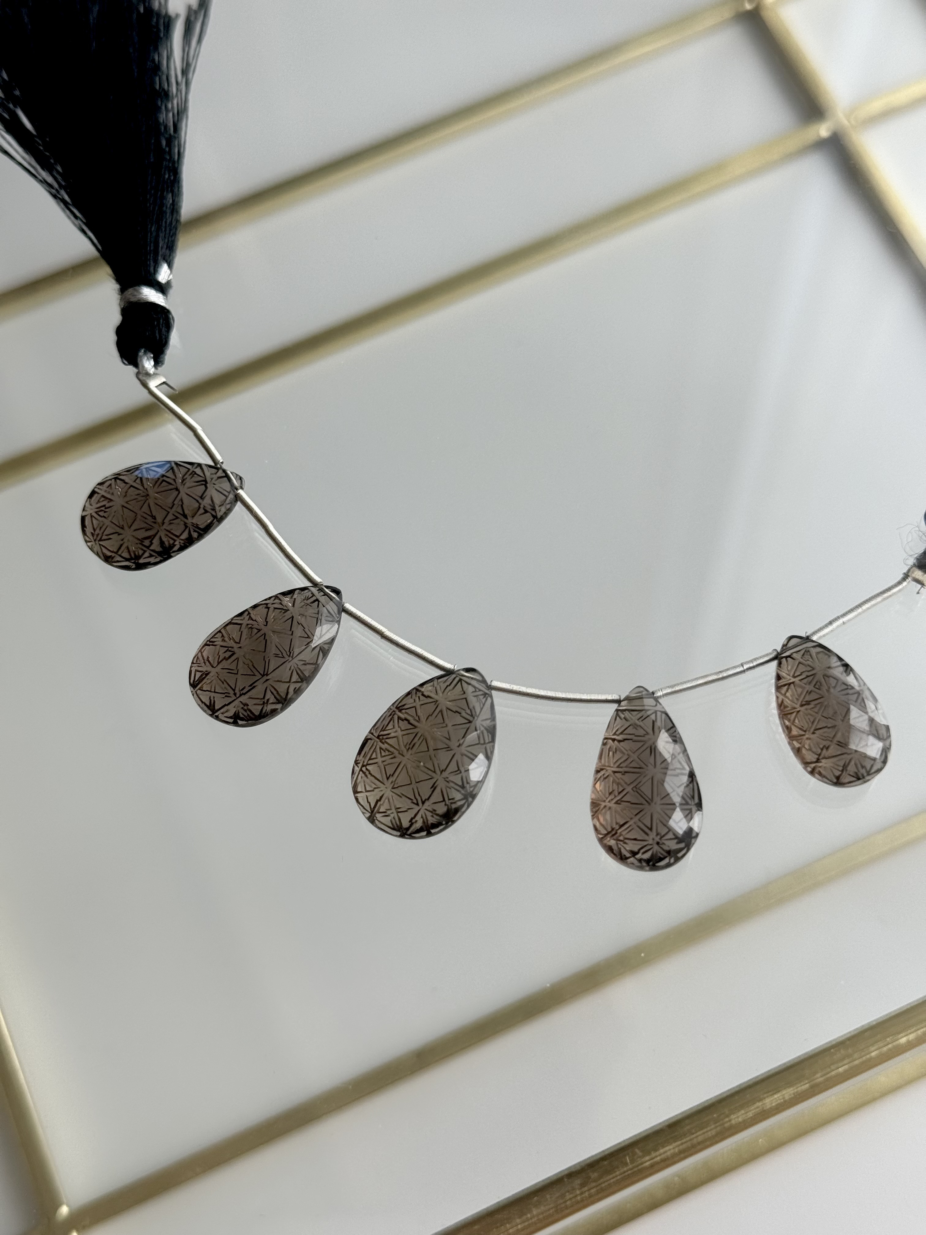 ブラジル産スモーキークォーツ　彫刻入りペアシェイプカット