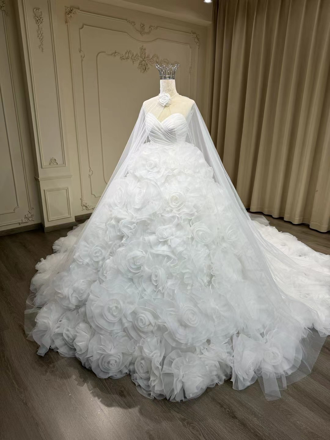 カラードレス！お花　純粋な美しさ　白　お色直し　ボリューム　プリンセスライン　ベール付き　お洒落なドレス結婚式前撮り披露