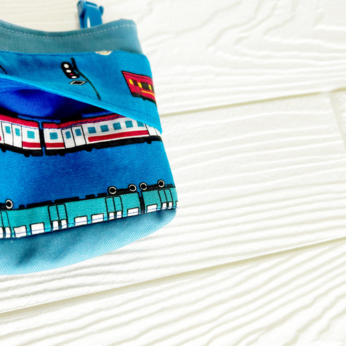 青い電車柄☆再販☆移動ポケット！フタなし マチ広め 男の子【幼稚園