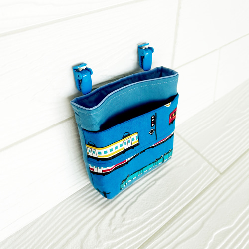 青い電車柄☆再販☆移動ポケット！フタなし マチ広め 男の子【幼稚園
