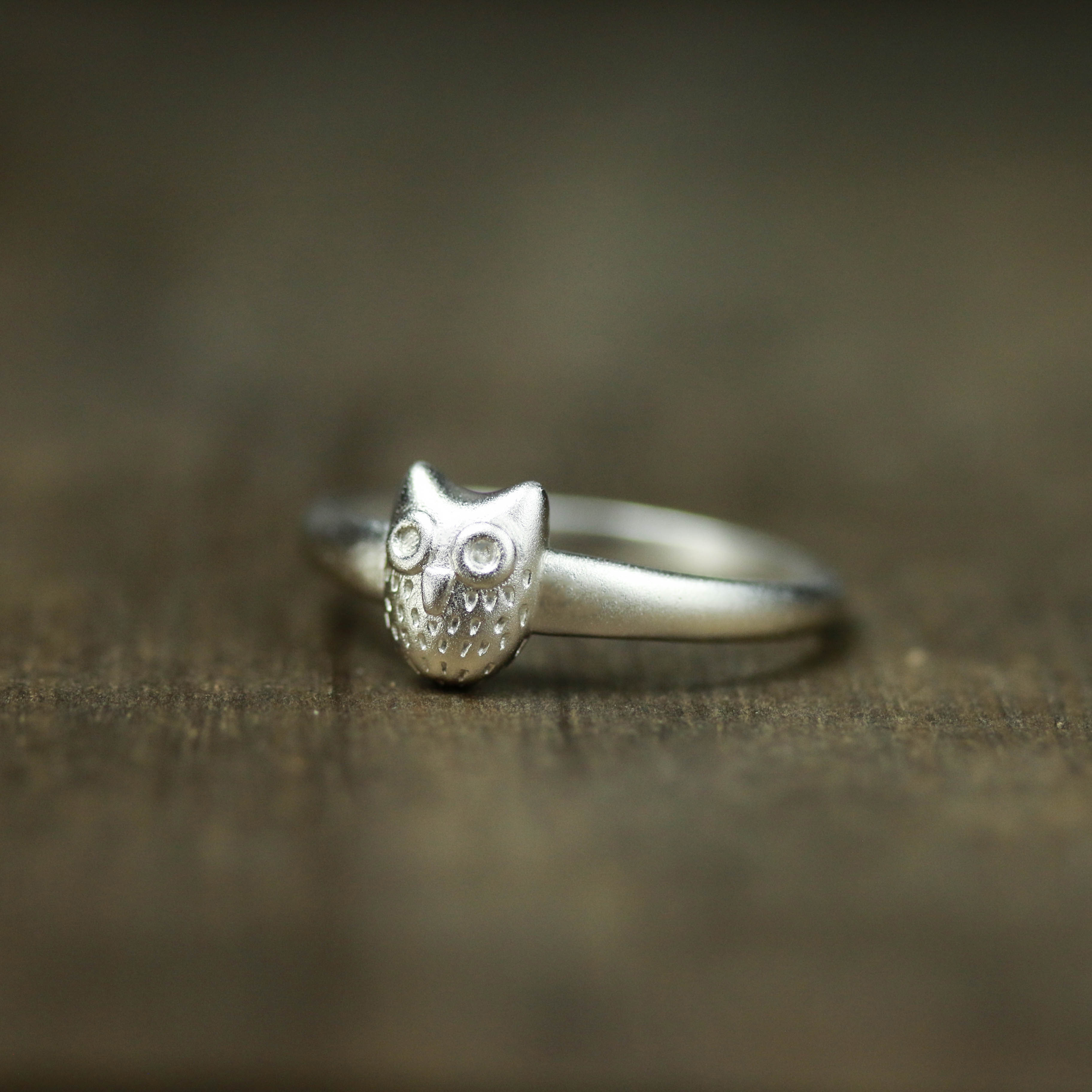 シルバー・フクロウ・リング、繊細なフクロウのデザイン、シルバーのアニマル・リング、ハロウィーンに最適なリング、フクロウの