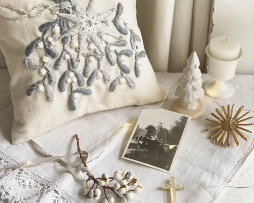 刺繍キット｝ヤドリギとお星さまのミニクッション キット yazawado