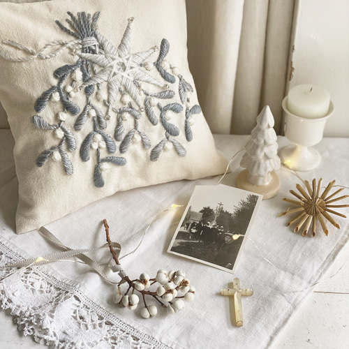 刺繍キット｝ヤドリギとお星さまのミニクッション キット yazawado