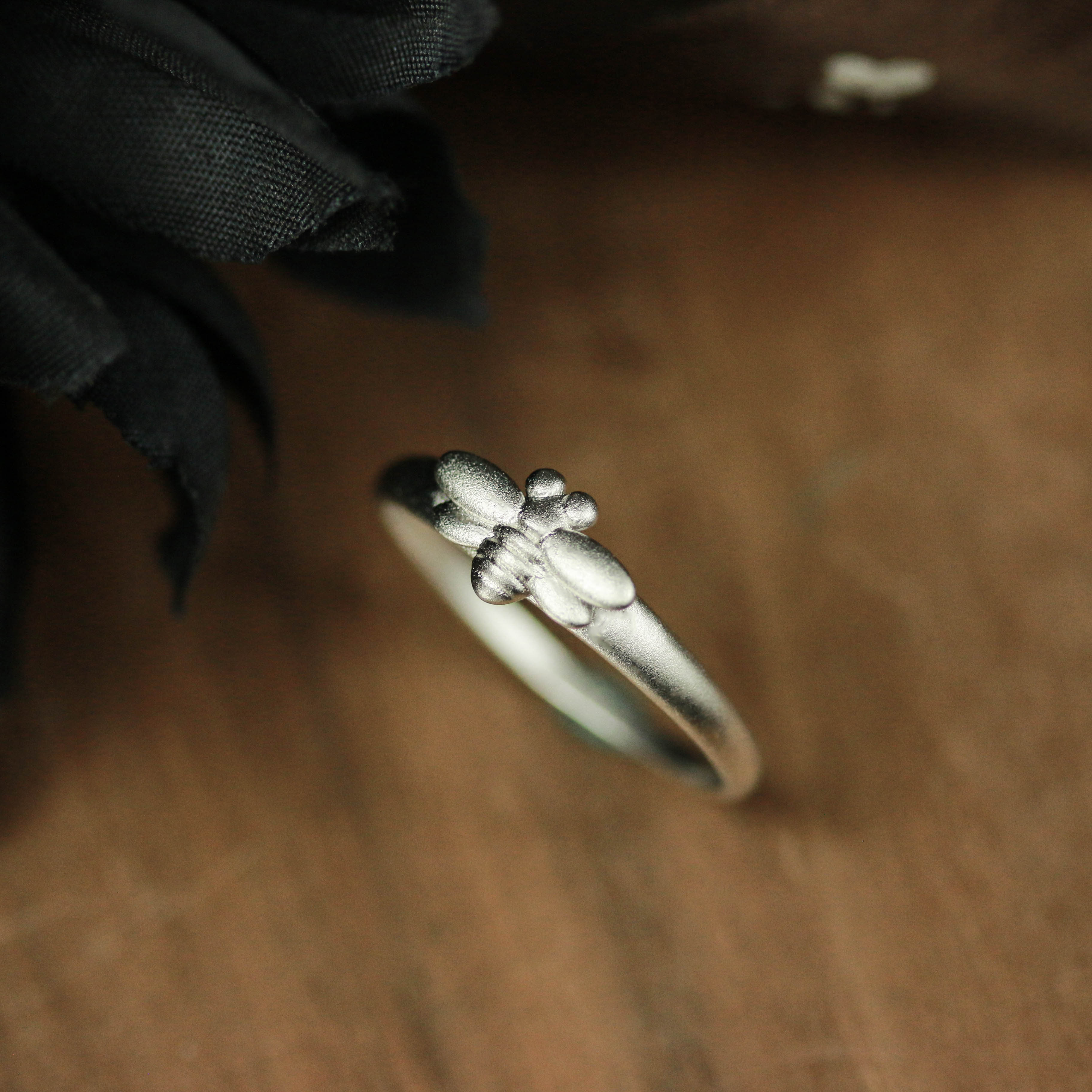 ハチ925シルバーリング、シンプルな小さなハチのリング、スタッキングリング、かわいいリング