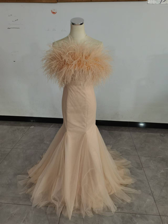 人気上昇！薄ピンク カラードレス フェザー ベアトップ マーメイドライン 花嫁 前撮り