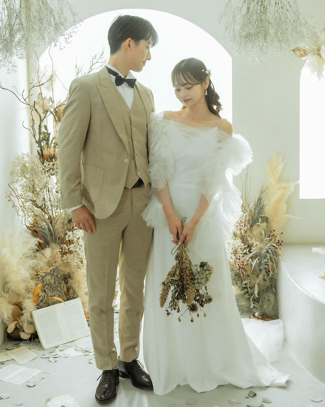 実例写真！ 人気上昇！ウェディングドレス ツーピース ビーズ クレープ生地 ブライダル トップス 前撮り