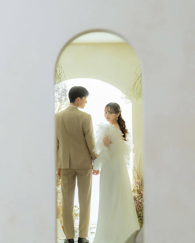 実例写真！ 人気上昇！ウェディングドレス ツーピース ビーズ クレープ生地 ブライダル トップス 前撮り