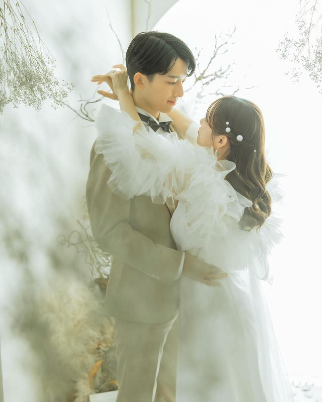 実例写真！ 人気上昇！ウェディングドレス ツーピース ビーズ クレープ生地 ブライダル トップス 前撮り