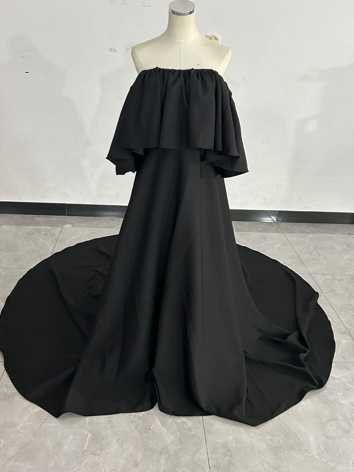 パーティードレス ブラック ベアトップ ロングトレーン 編み上げ 優雅なシルエット 二次会
