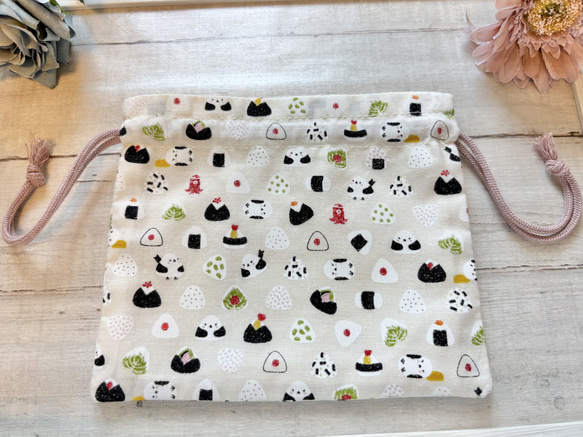 シマエナガのおにぎり屋さん巾着「またどうぞ」〜パウの寄り道さんぽ〜　白、シマエナガ、かわいい、裏地付き 2枚目の画像