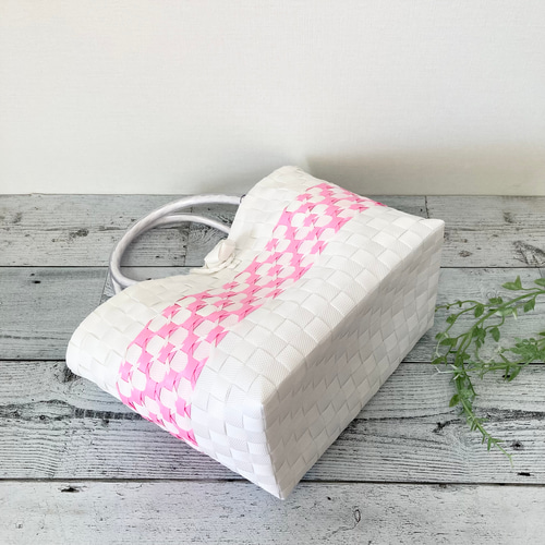 プラカゴ 黒xアイボリー XL大サイズ A4ファイル収納可 お稽古事 PPバンド プラカゴ ネイビー 2XL A4収納可 PPバンド かごバッグ  ハンドメイド 受注製作】プラカゴ Mサイズ/A4 M-420 黒*こげ茶 2way ウッドハンドル プラカゴバッグ 雨の日バッグ | tAmArA  -my favorite ... プラカゴバッグ M アイボリー