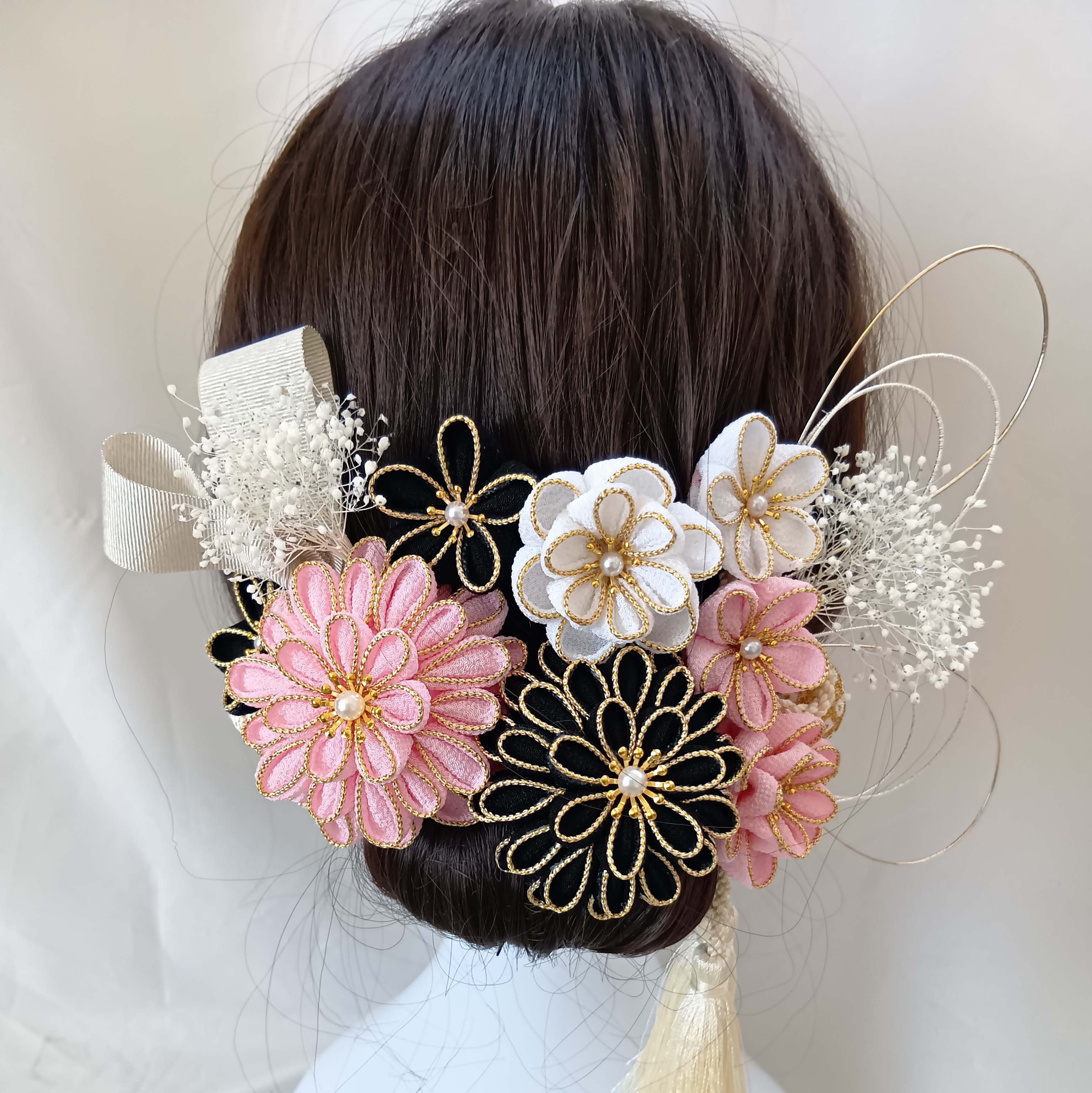 【受注制作】ピンク　黒　白　 成人式　髪飾り　つまみ細工　ちりめん　卒業式　和装　袴　タッセル　和玉　かすみ草　Uピン