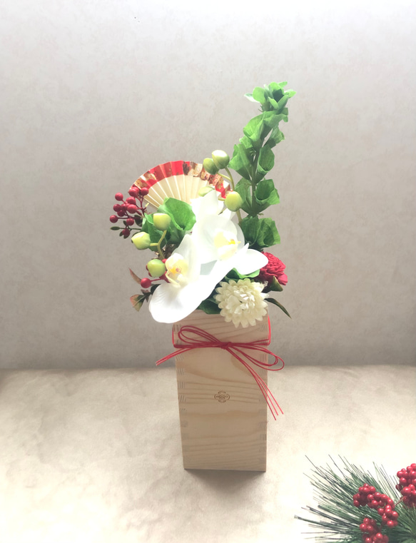 伸びやかに胡蝶蘭のお正月升アレンジメント アーティフィシャル