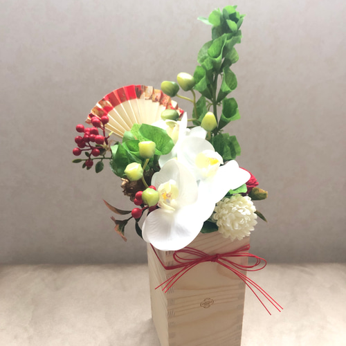 伸びやかに胡蝶蘭のお正月升アレンジメント アーティフィシャル