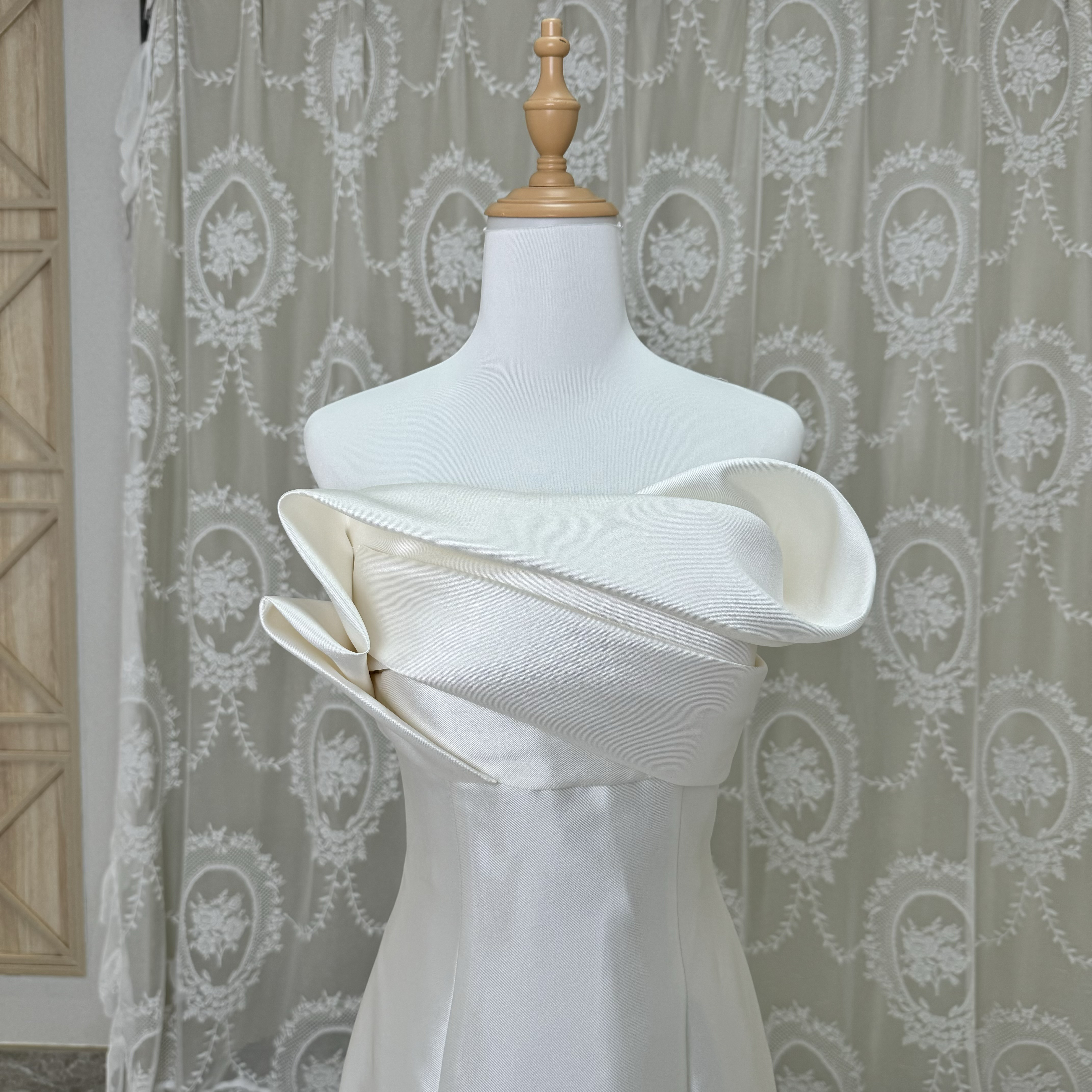 躊躇しない！今すぐ買う！アシメドレス　オフホワイト　オリジナル　マーメイドドレス　上品　トレーン　フィッシュテール前撮り