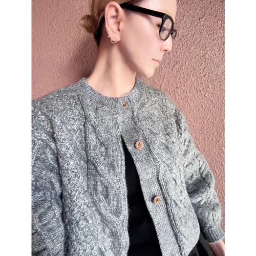 作家RATA グレー ケーブル編みショートニット RATAオリジナルニット・ケーブル柄のショートニット・絶妙シルエット