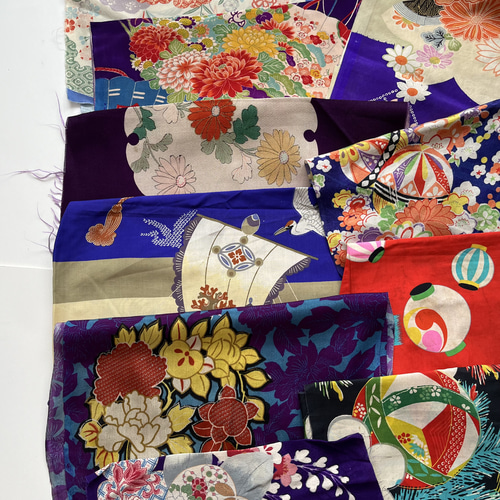 着物  生地 大島紬 はぎれ 335 着物 古布 生地 裂 アンティーク 本場 ハギレ