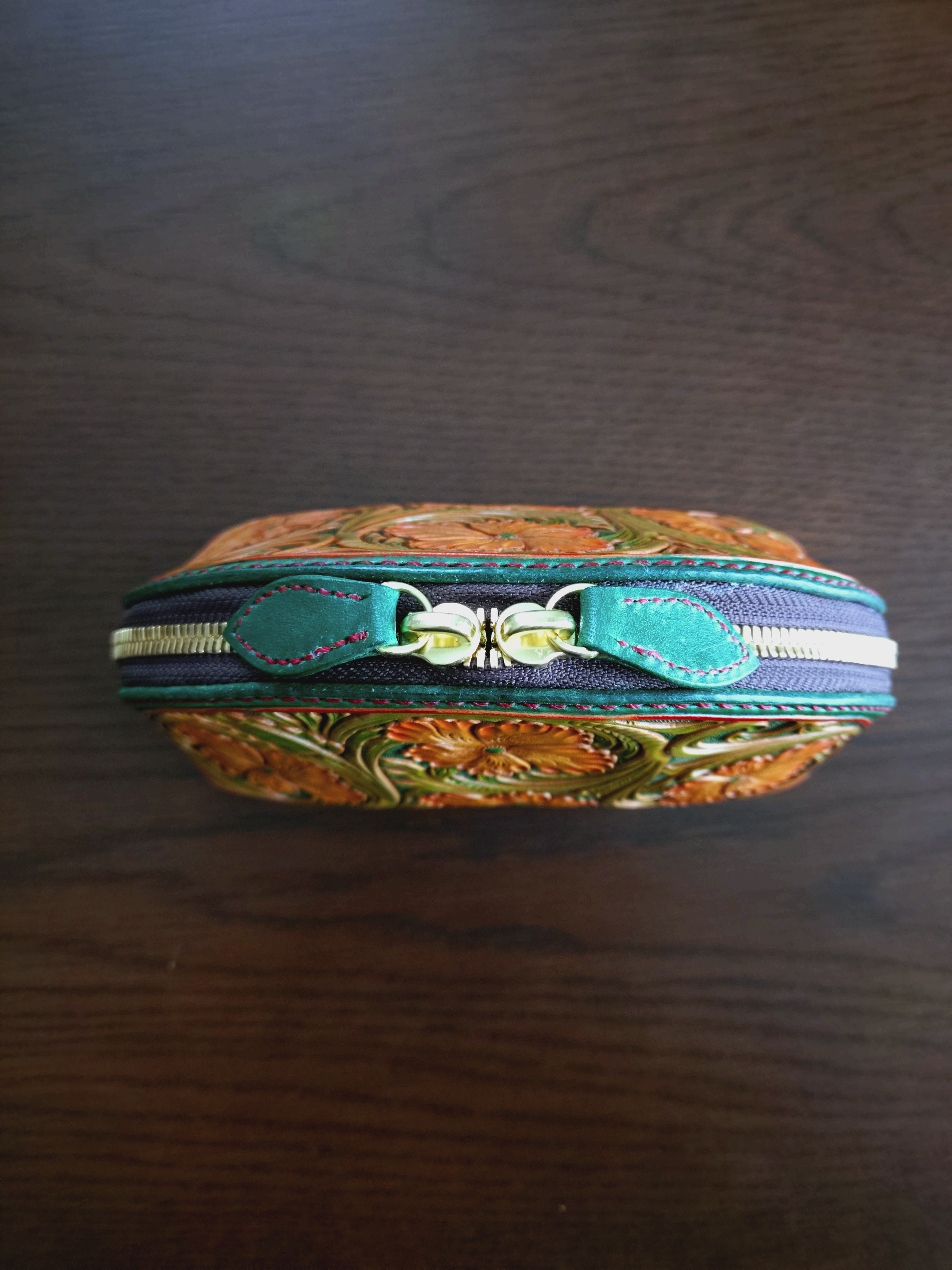 花柄レザー半円形ポーチ カービング